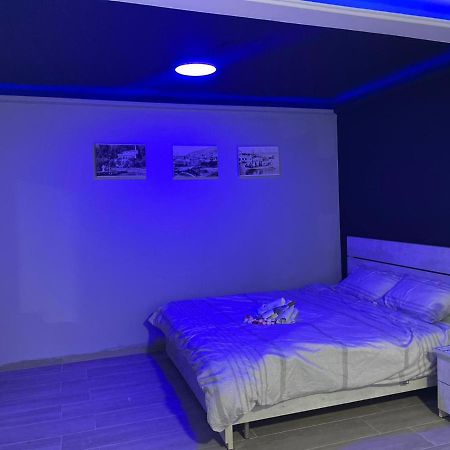 חדרי לייבל Label Rooms Blue & Red Тиберия Екстериор снимка