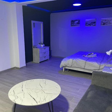 חדרי לייבל Label Rooms Blue & Red Тиберия Екстериор снимка