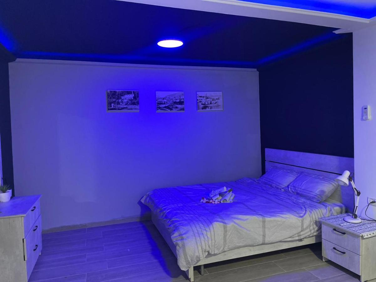 חדרי לייבל Label Rooms Blue & Red Тиберия Екстериор снимка
