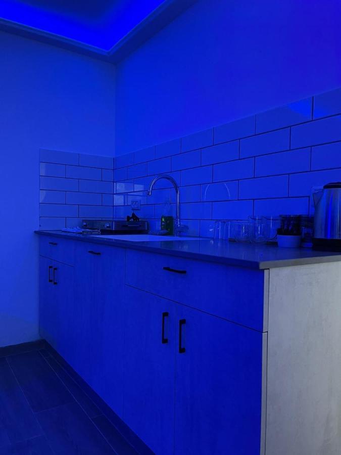 חדרי לייבל Label Rooms Blue & Red Тиберия Екстериор снимка